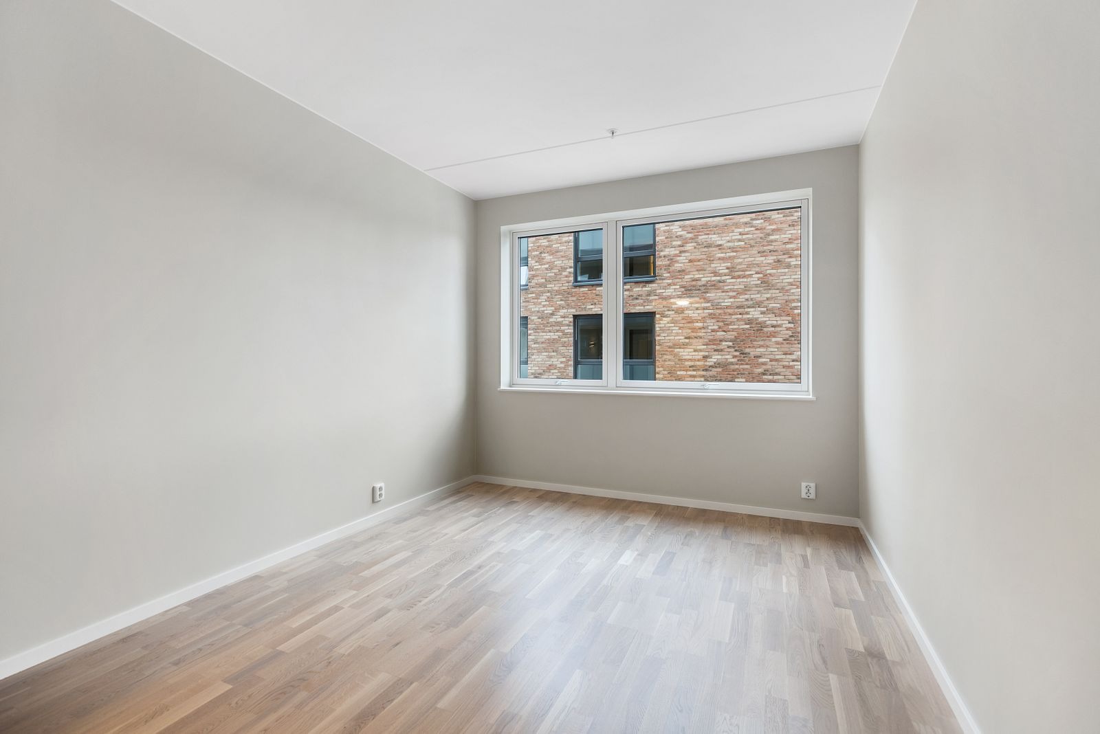 Soverom 1 med god plass til dobbeltseng